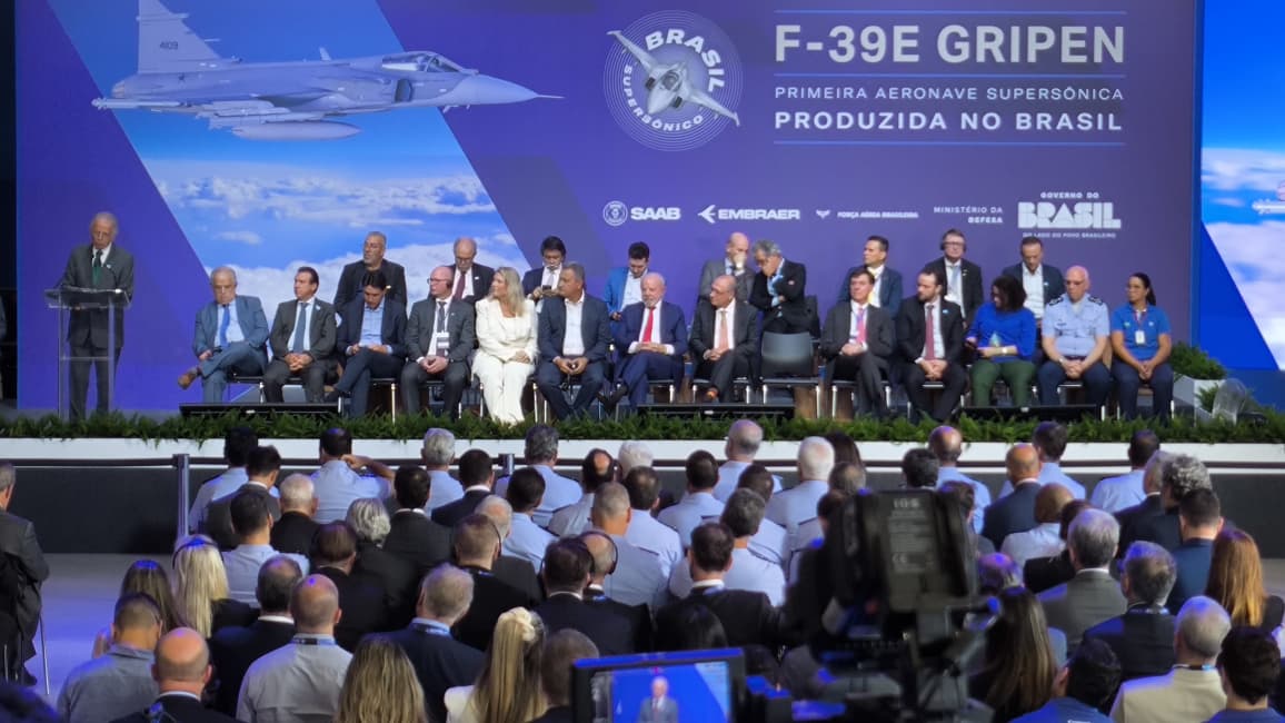 Foto 8 de 15 — Lula chega com comitiva à Embraer e apresenta caça Gripen em agenda na região; VEJA FOTOS